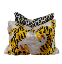 Load image into Gallery viewer, Tiger Velvet Cushion
